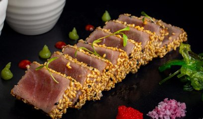 Tataki de atún marinado con sésamo: La técnica japonesa que triunfa en el mundo