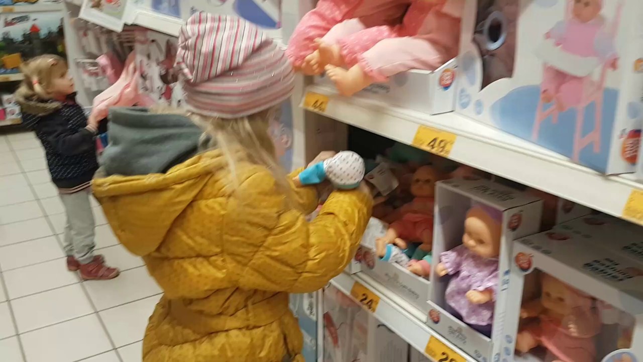 Sophia Isabella na Loja de Brinquedos