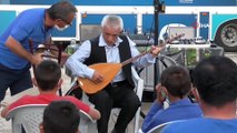 Ünlü sanatçı Ali Osman Erbaşı, artık bestelerini Sonsuz Şükran köyünde yapıyor