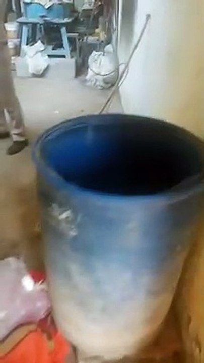आगरा: शराब की अवैध फैक्ट्री पर आबकारी विभाग और पुलिस का छापा