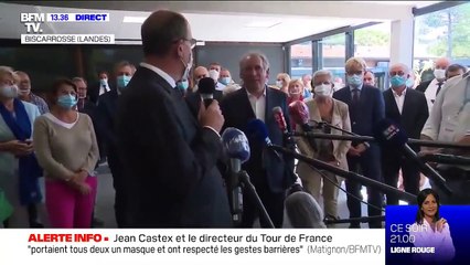 Download Video: François Bayrou est la cible des internautes après s'être affiché sans masque dans une salle pleine, à côté de Jean Castex pourtant 