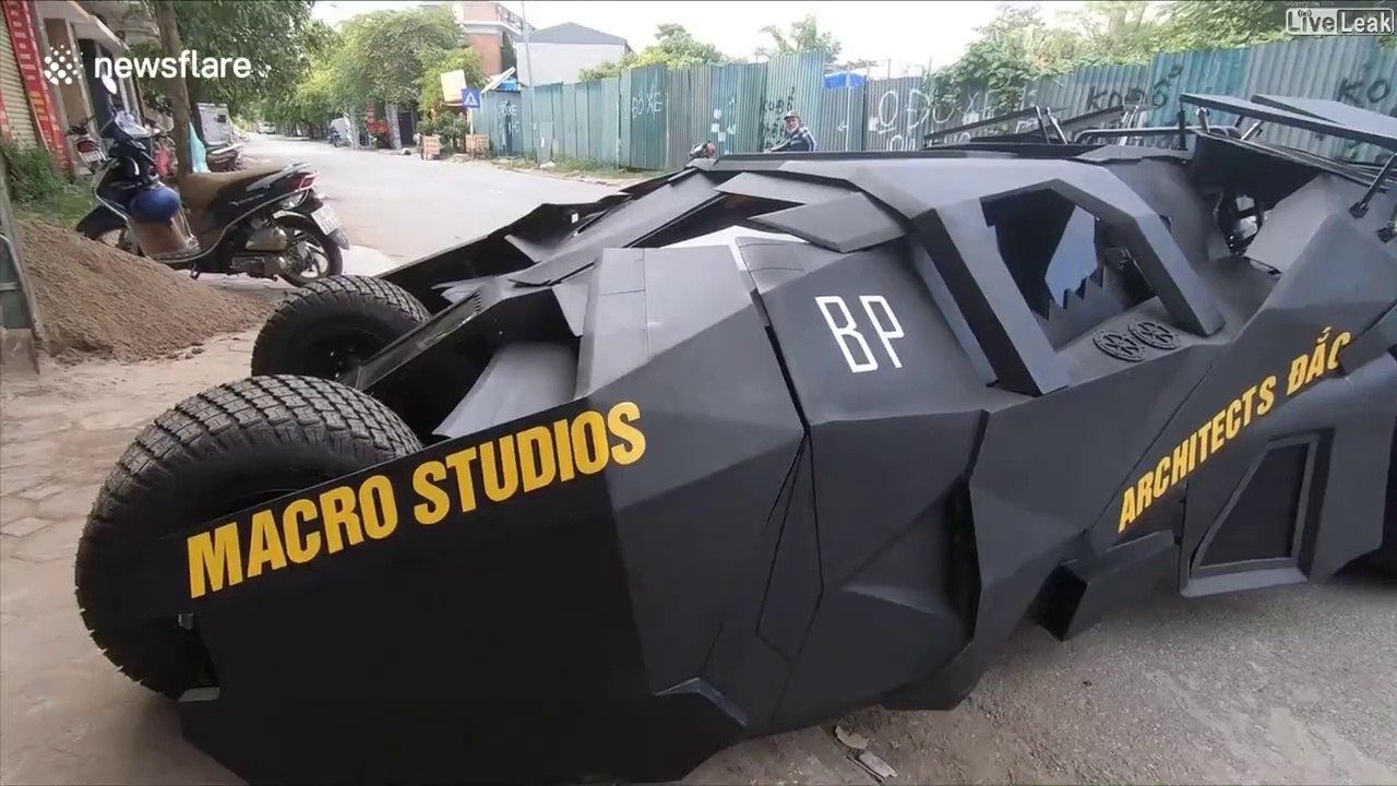 Des étudiants vietnamiens construisent une Batmobile plus vraie que nature