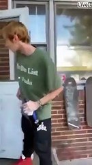 Ce chien a décidé de jouer les Picasso... Sur le parquet du salon