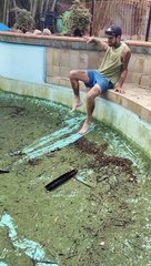 Une piscine bien trop glissante pour cet ouvrier