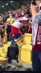 Il calciatore sale in tribuna e aggredisce il tifoso di casa