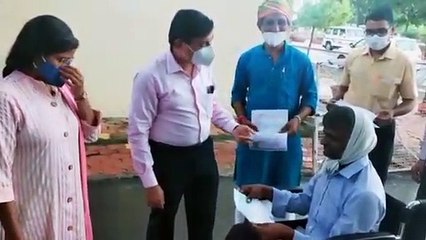 शाजापुर: कलेक्टर ने दिव्यांग को सहायता राशि और व्हीलचेयर भेंट की
