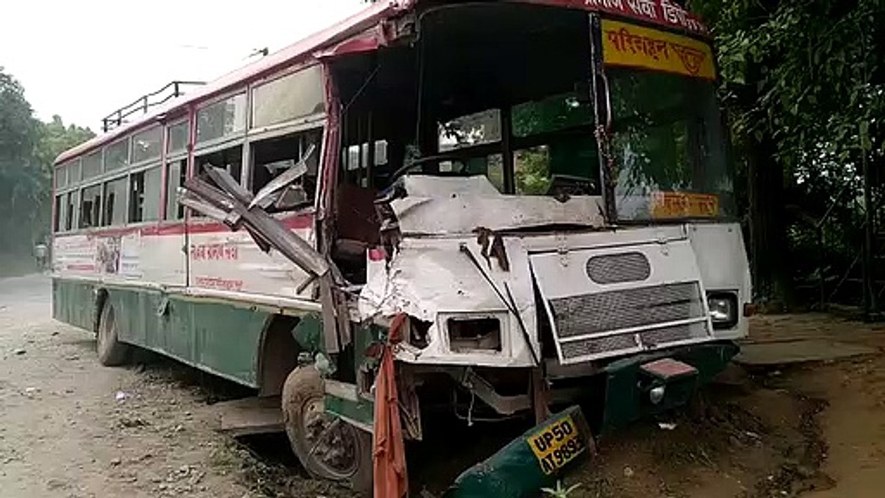 ट्रक से टकरा कर रोडवेज बस नाले में घुसी