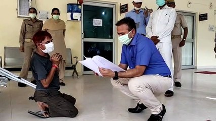 डीएम ने पेश की मानवता की मिसाल, दिव्यांग के लिए छोड़ी कुर्सी