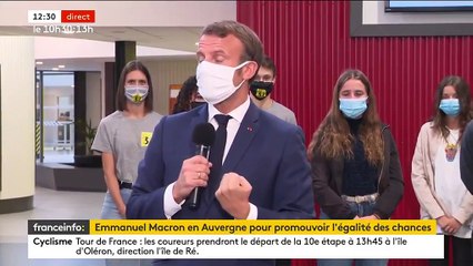 Coronavirus : L'image d'Emmanuel Macron qui s'étouffe avec un masque hier face à des jeunes à Clermont-Ferrand fait le tour des réseaux sociaux