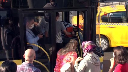 Tıka basa dolan otobüsün kapısına sıkışmaktan son anda kurtuldu