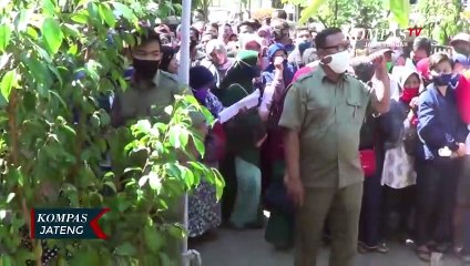 Antri Bantuan Presiden, Warga Abaikan Protokol Kesehatan