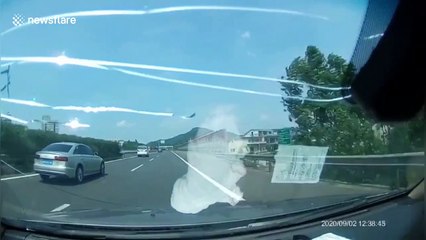 Wooden bar smashes car front windscreen on Chinese highway