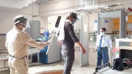 मेट्रो में सफर करना है, तो करोना से लड़ना है