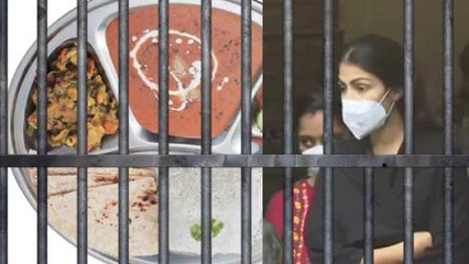 Rhea Chakraborty ने जेल में इतने बजे भाई Showik Chakraborty संग खाया खाना | FilmiBeat