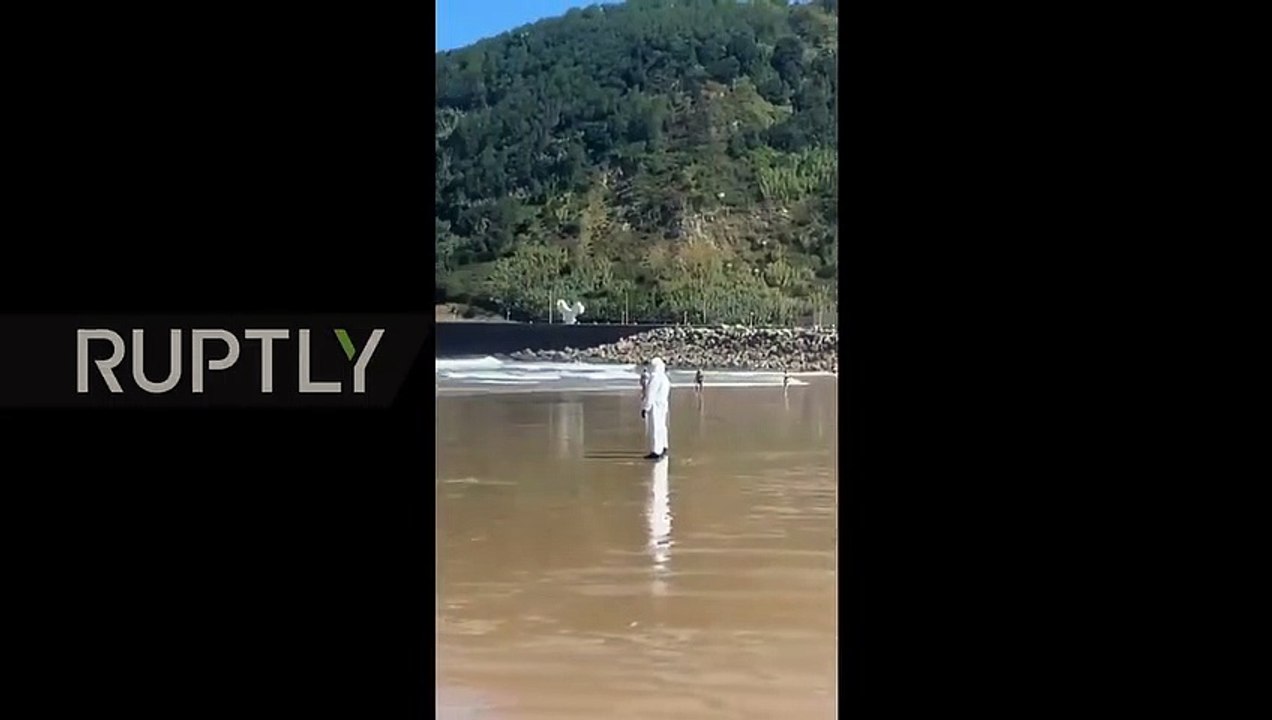 Testée positive au Covid19, elle a été arrêtée en plein surf à la plage
