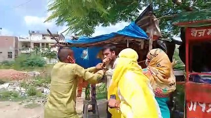 कानपुर- युवती से छेड़छाड़ कर रहे शोहदे को युवतियों ने जमकर धुना
