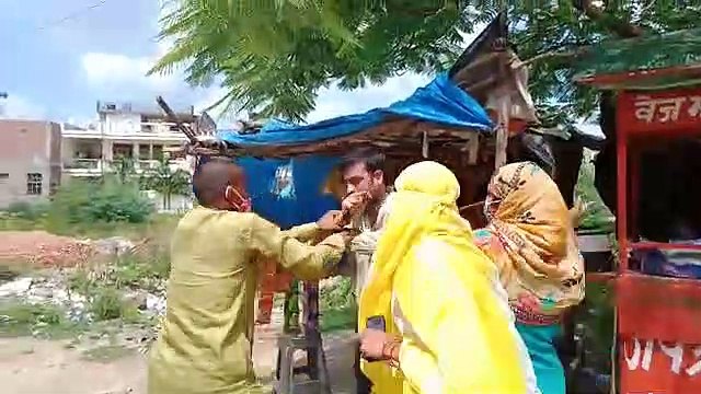 कानपुर- युवती से छेड़छाड़ कर रहे शोहदे को युवतियों ने जमकर धुना