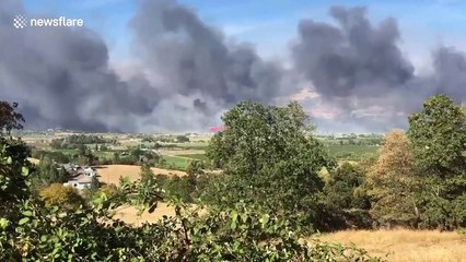 Plane dumps retardant on fire near Medford, Oregon
