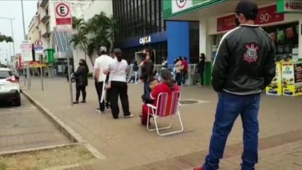 Cascavelenses fazem longas filas em frete à Caixa buscando Auxílio Emergencial