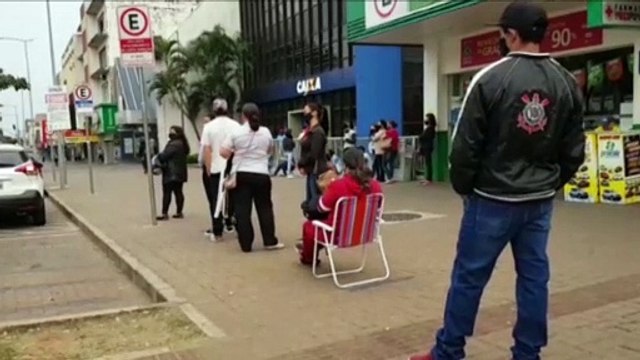 Cascavelenses fazem longas filas em frete à Caixa buscando Auxílio Emergencial