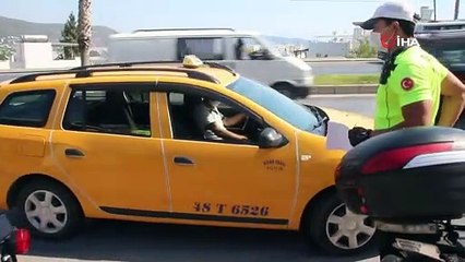 Bodrum'da minibüs ve taksilere Covid-19 denetimi gerçekleştirildi