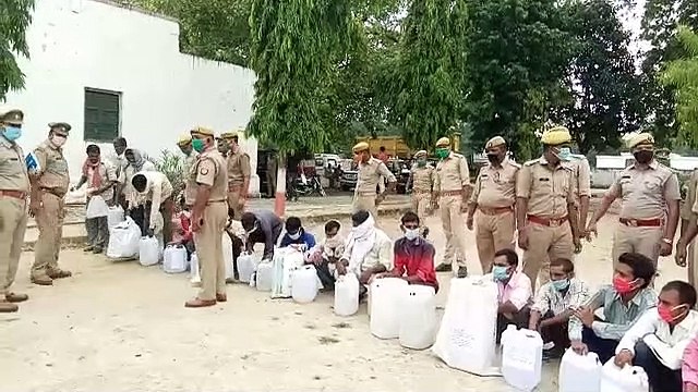 सीतापुर: 77 अभियुक्त अवैध शराब बनाने वाले उपकरण के साथ गिरफ्तार