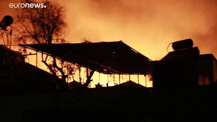 Enfrentamientos entre migrantes provocan un incendio que destruye el campamento de Moria