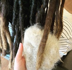 Cette femme met les poils de son chien dans ses dreadlocks