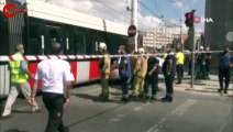 Tramvay otomobile çarptı: 1 yaralı