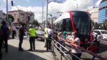 Güngören'de tramvay ile otomobilin karıştığı trafik kazasında bir kişi yaralandı. Kaza nedeniyle yol D100 yönü trafiğe kapatıldı.