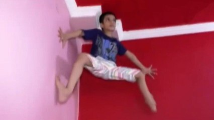 பிடிமானமே இல்லாமல் படபடவென சுவரில் ஏறும் 7 வயது சிறுவன்