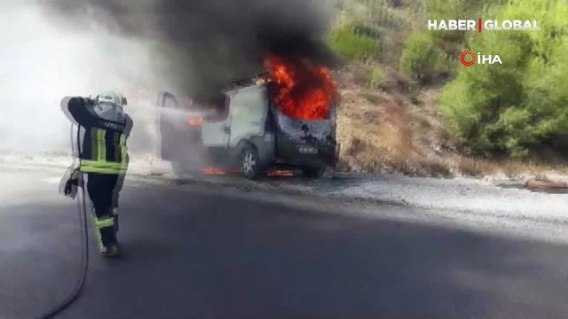 Seyir halindeki araç alev alev yandı
