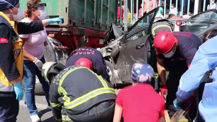 Télécharger la video: D100’de otomobil yol kenarında bekleyen tıra çarptı: 1'i ağır 3 yaralı