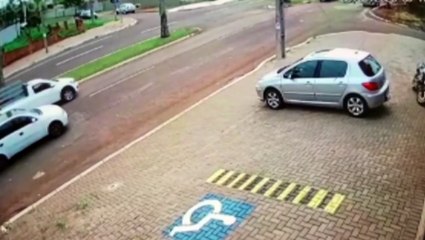 Câmera registra acidente de trânsito na Avenida Brasil, no Coqueiral
