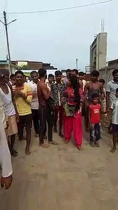 प्रेमी जोड़े का मुँह काला कर गले मे जूता चप्पल की माला पहनाकर गांव में घुमाया