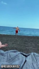 Très embarrassé, le maillot de son petit-ami se déchire dans l'eau