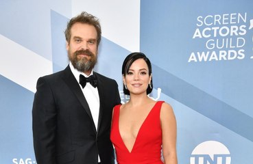 Tải video: Lily Allen's rock n' roll Las Vegas wedding: Elvis Presley impersonator marries Lily Allen and David Harbour