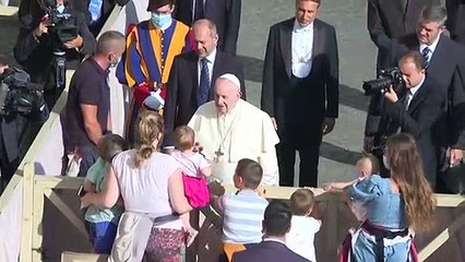 El papa Francisco visto por primera vez con mascarilla