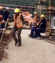 Danse d’un ouvrier de chantier durant la pause