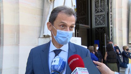 Pedro Duque señala que la fabricación de las vacunas "no se está deteniendo"