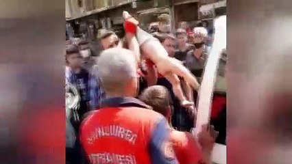 Araçta bırakılan küçük kız camlar kırılarak kurtarıldı