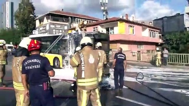 Kadıköy’de İETT otobüsü yandı