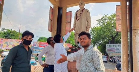 लाल बहादुर शास्त्री की प्रतिमा को देखने पहुंचे कांग्रेस जिलाध्यक्ष