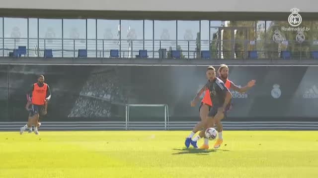 Bale no se entrena con el grupo al regresar con molestias en una rodilla