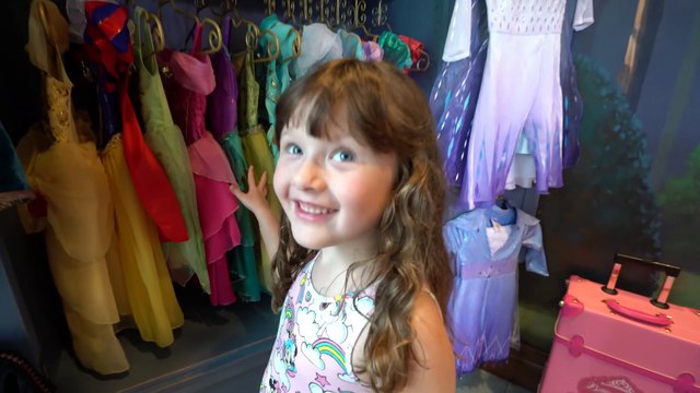 Sophia Isabella e Alice Best day Ever! Isabella got a Makeover (Full Hair and Makeup) By Disney!