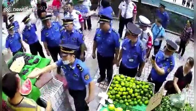 Urban management officers fight with shop owner after having argument in southern China