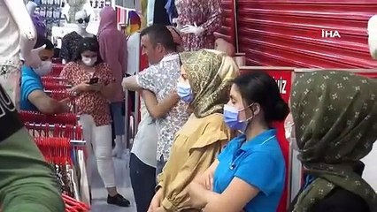 Bursa'da Kent Meydanı'nda ruhsatsız faaliyet gösteren işyeri yıkılıyor