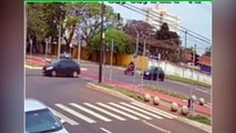 Vídeo: Durante conversão à esquerda, carro e moto se envolvem em colisão