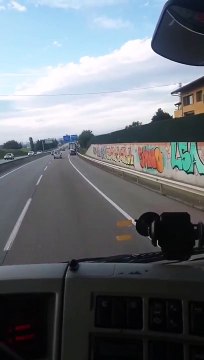 Ce routier filme un embouteillage mystérieux à la sortie de l'autoroute
