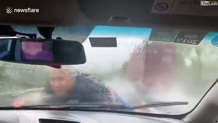 Il reste accroché à une voiture pendant 20km